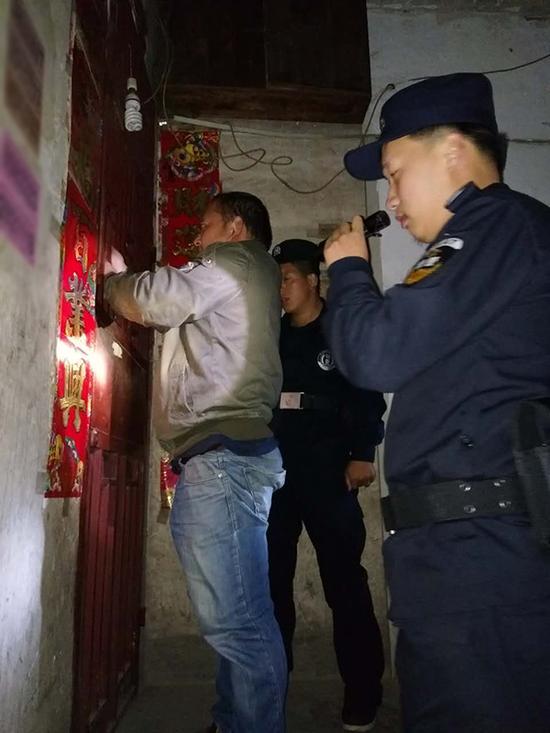 玉树粗心妈妈误将幼女锁家中 