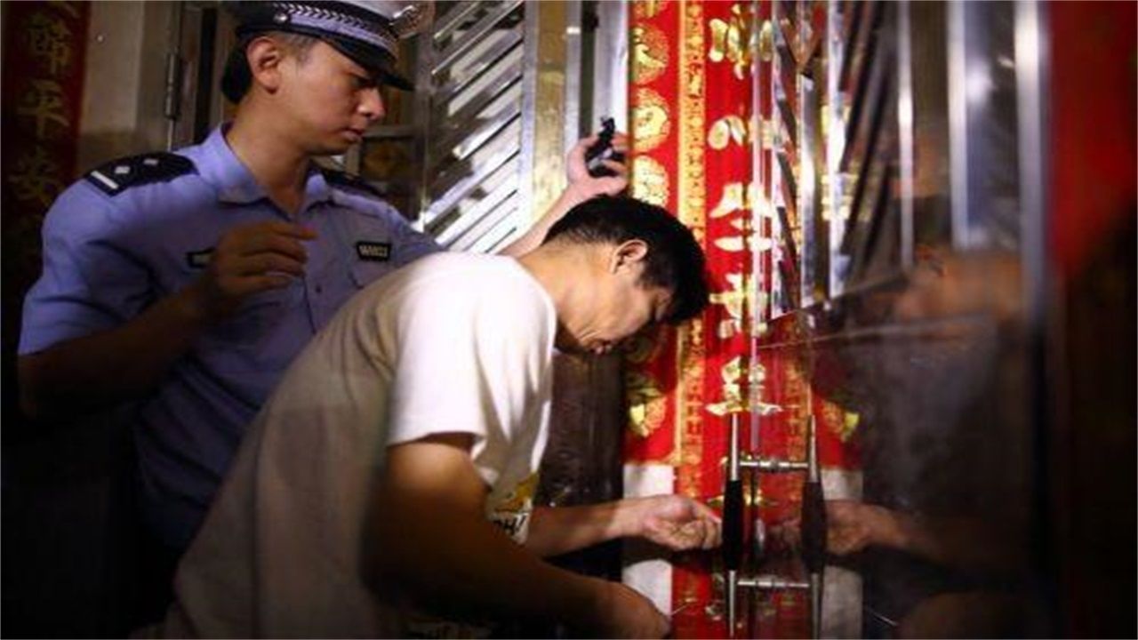 玉树请开锁师傅开了锁后，师傅